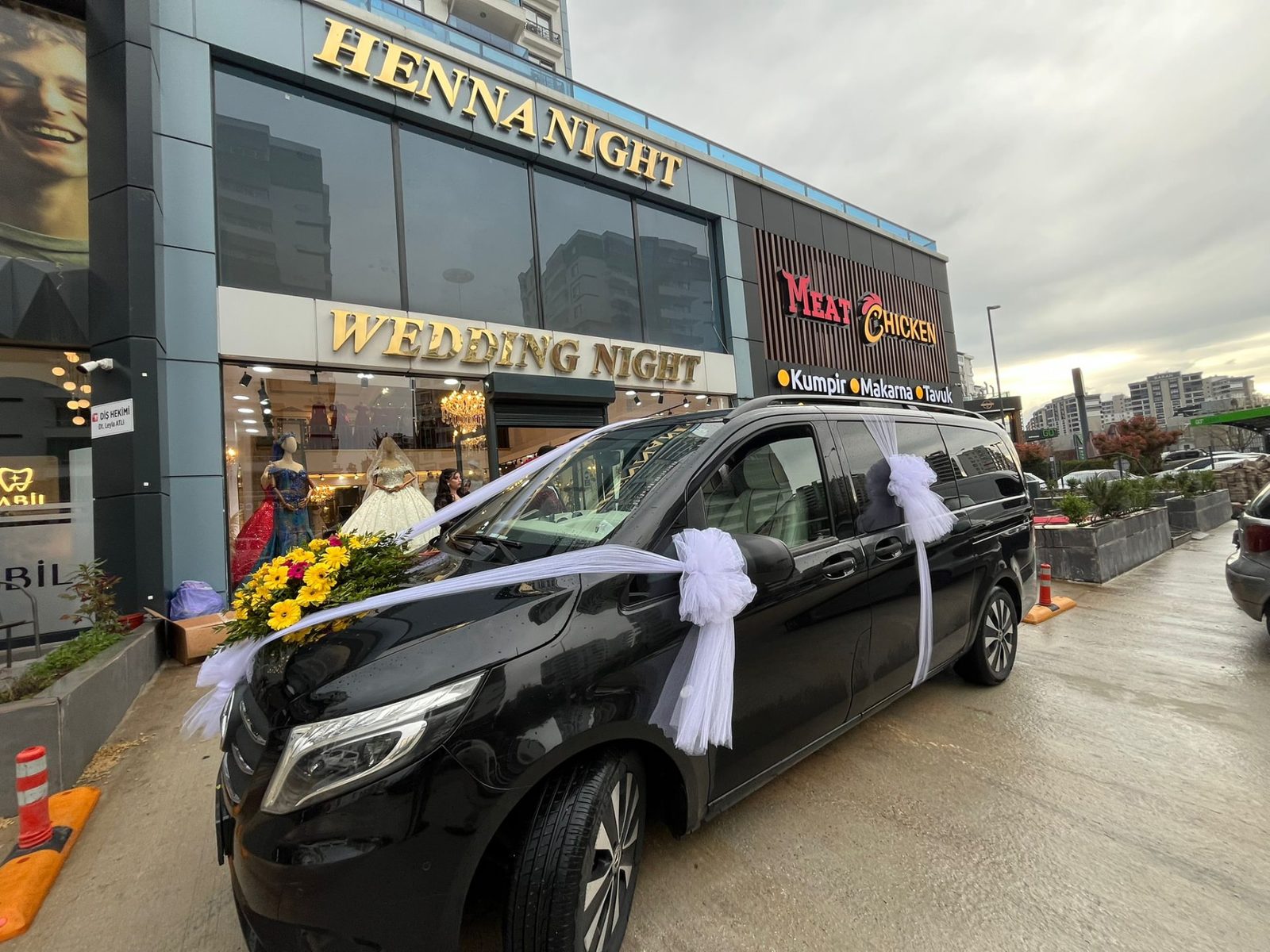 Gelin arabası olarak süslenmiş Mercedes Vito